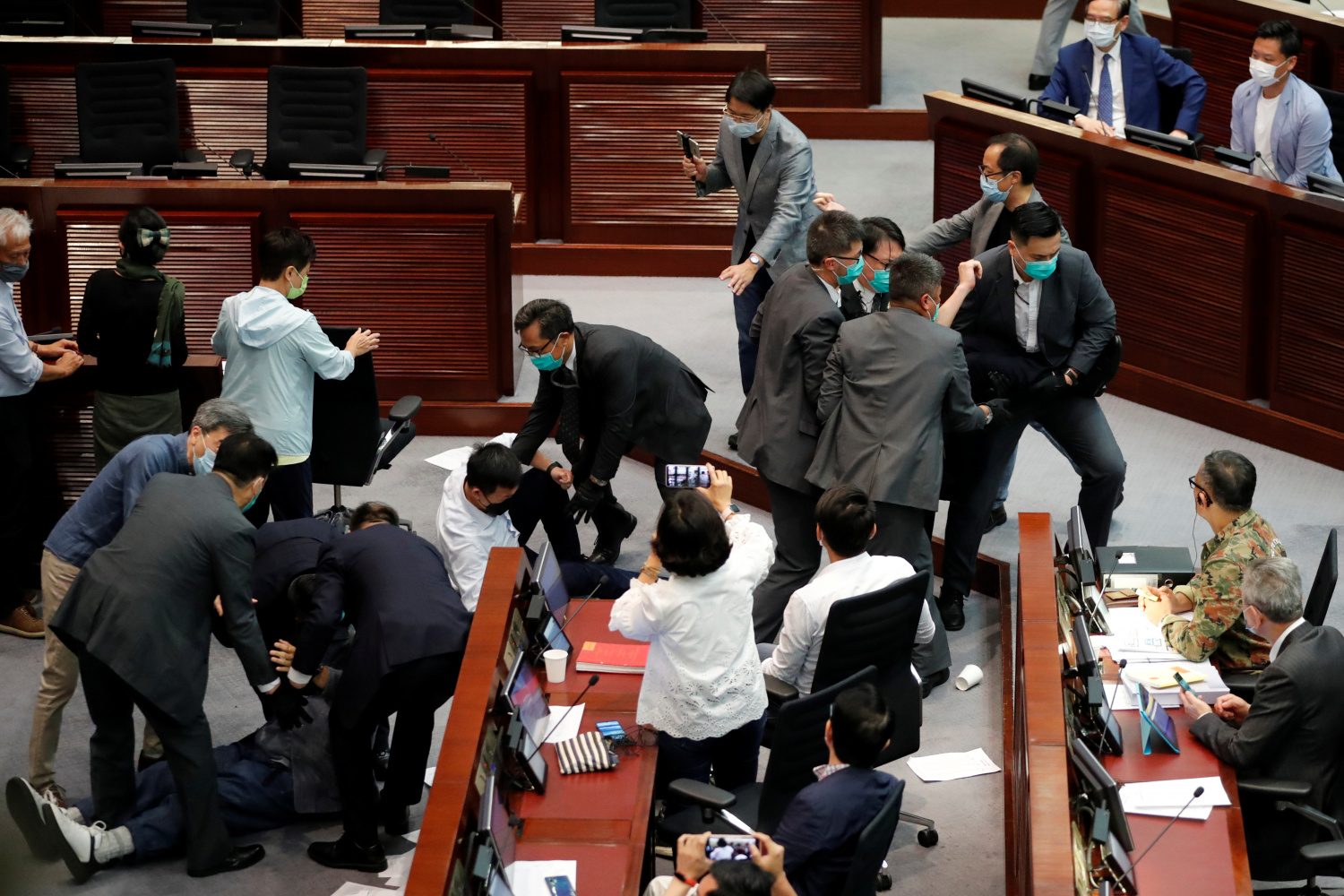 多名民主派議員被保安抬離會議廳，情況混亂，有議員倒地。