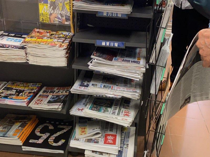多人響應購買，中環其中一間便利店的《蘋果日報》被掃清光。