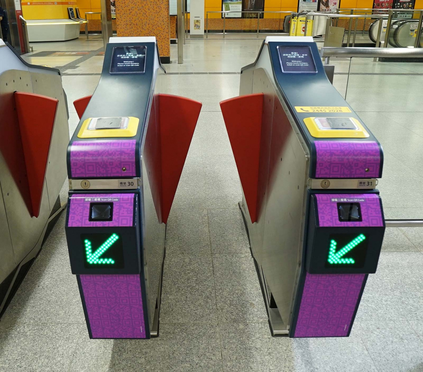 每一排閘機設置最少兩部閘機可提供二維碼付費服務，並且會包上紫色顯眼標示-香港財經時報-HKBT