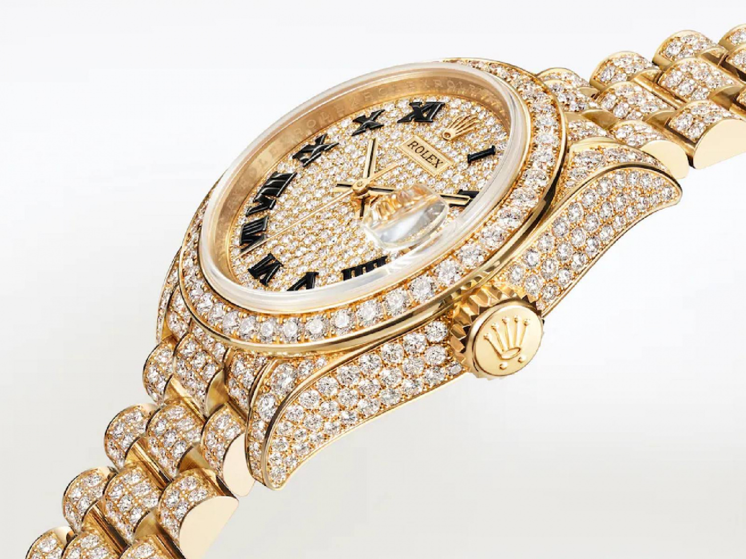 新款Lady-Datejust錶殼的錶殼側面和表耳鑲有158顆明亮式切割鑽石，表圈上鑲有44顆明亮式切割鑽石。-香港財經時報-HKBT