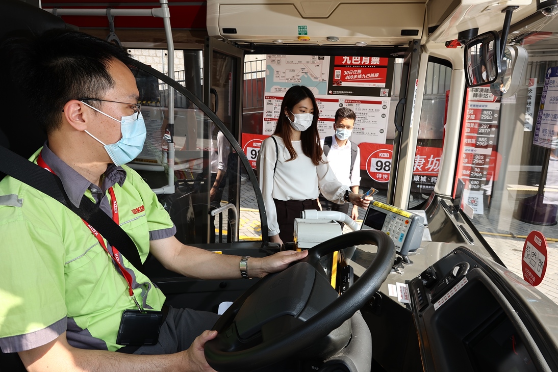 乘客在上車時先用八達通繳付全程車費。-香港財經時報-HKBT