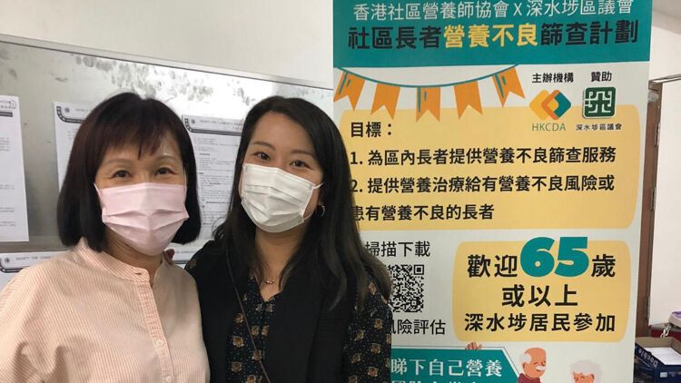 周卓生及香港社區營養師協會其中一位創辦人攝於義工活動, 香港財經時報