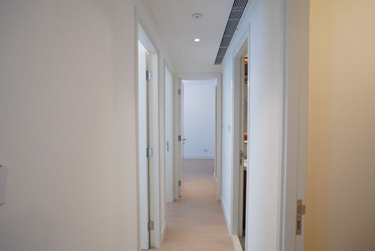 以長4.5米的走廊連接兩睡房及主人套房