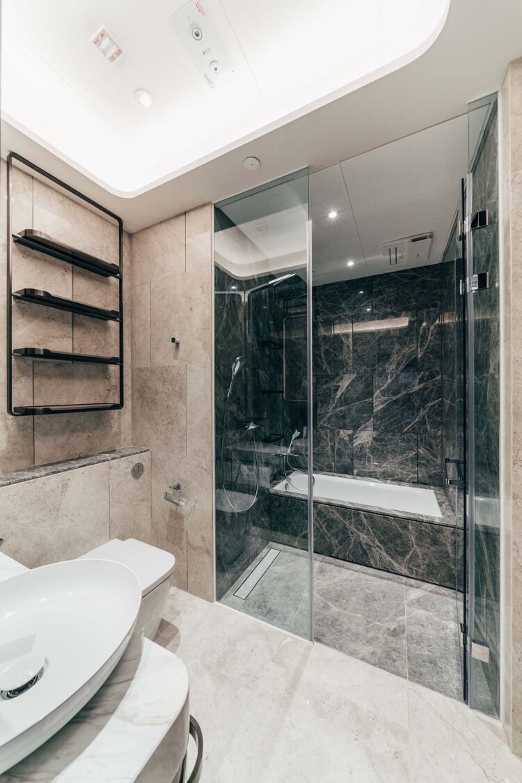 浴室均嚴選頂級天然石材打造，其紋理與質感盡顯優越氣派。