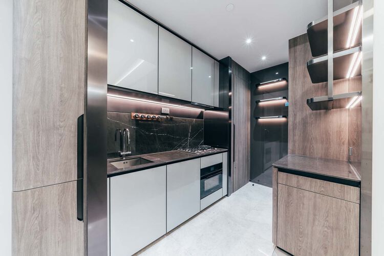 廚房配有德國Miele嵌入式蒸焗爐，屬全港首個住宅項目全新配置M-Touch S操作介面及高清全彩色顯示屏之設備。