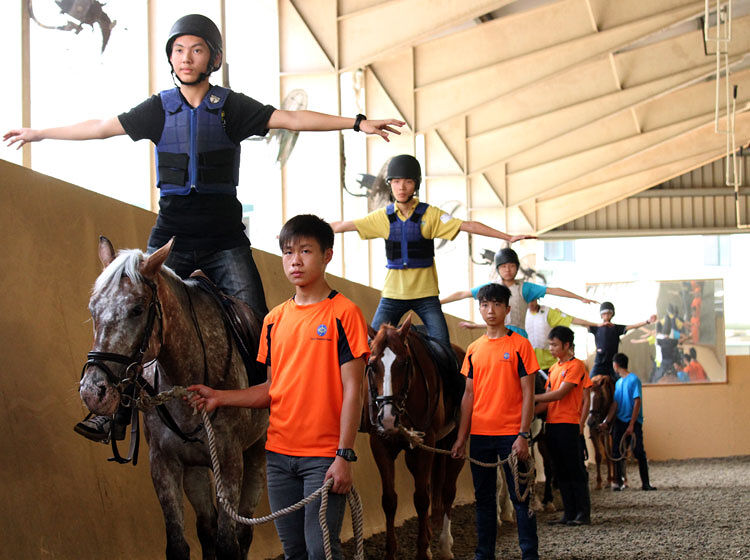 例如在策騎測試中，考生需於馬背上完成一些簡單肢體動作。